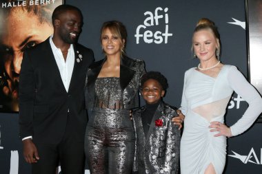 LOS ANGELES - 13 Kasım: Shamier Anderson, Halle Berry, Danny Boyd Jr, Valentina Shevchenko AFI Fest 'te - 13 Kasım 2021 tarihinde Los Angeles, CA