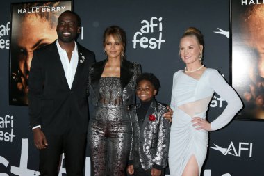 LOS ANGELES - 13 Kasım: Shamier Anderson, Halle Berry, Danny Boyd Jr, Valentina Shevchenko AFI Fest 'te - 13 Kasım 2021 tarihinde Los Angeles, CA