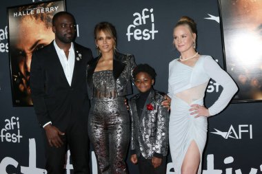 LOS ANGELES - 13 Kasım: Shamier Anderson, Halle Berry, Danny Boyd Jr, Valentina Shevchenko AFI Fest 'te - 13 Kasım 2021 tarihinde Los Angeles, CA
