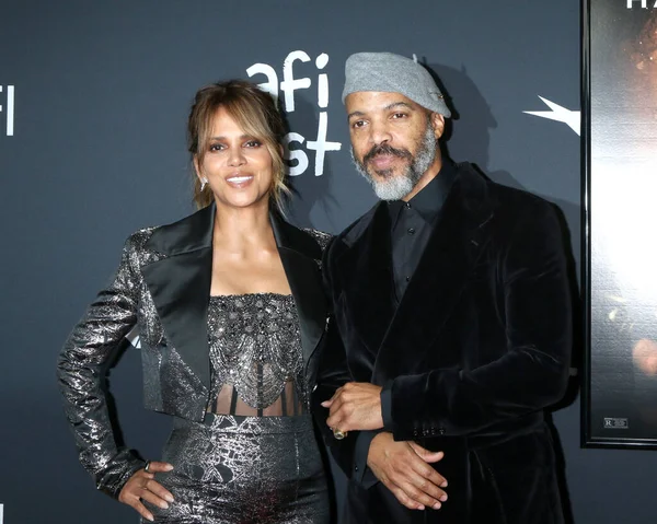 Los Angeles Kasım 2021 Halle Berry Van Hunt Afi Fest — Stok fotoğraf