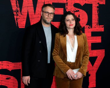Seth Rogen, Lauren Miller, 7 Aralık 2021 'de Los Angeles' taki El Capitan Tiyatrosu 'nun Batı Yakası Hikayesi' nde.