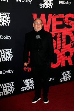 LOS ANGELES - 7 DEC: Janusz Kaminski 7 Aralık 2021 'de Los Angeles, CA' da El Capitan Tiyatrosu 'ndaki Batı Yakası Hikayesi galasında