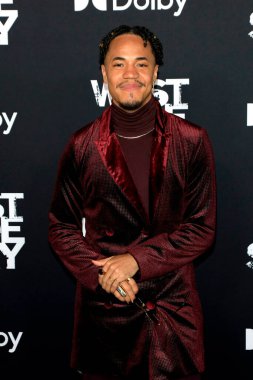 Carlos Sanchez Falu, 7 Aralık 2021 'de Los Angeles' taki El Capitan Tiyatrosu 'nun Batı Yakası Hikayesi galasında.