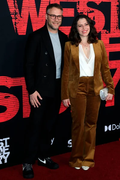 Seth Rogen, Lauren Miller, 7 Aralık 2021 'de Los Angeles' taki El Capitan Tiyatrosu 'nun Batı Yakası Hikayesi' nde.