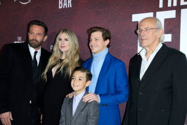 LOS ANGELES - 12 Aralık 2021 'de Ben Affleck, Lily Rabe, Daniel Ranieri, Tye Sheridan, Christopher Lloyd TCL Çin Tiyatrosu' ndaki The Tender Bar Prömiyeri 'nde 12 Aralık 2021' de