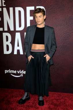 LOS ANGELES - 12 Aralık 2021 'de TCL Çin Tiyatrosu' ndaki The Tender Bar Premiere 'de Garrett Clayton