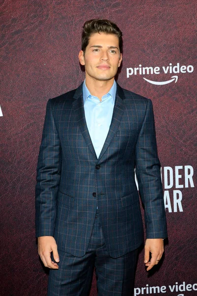 LOS ANGELES - 12 Aralık 2021 'de TCL Çin Tiyatrosu' ndaki The Tender Bar Premiere 'de Gregg Sulkin