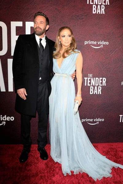 LOS ANGELES - 12 Aralık 2021 'de Los Angeles, CA' da The Tender Bar Premiere 'de Ben Affleck, Jennifer Lopez.