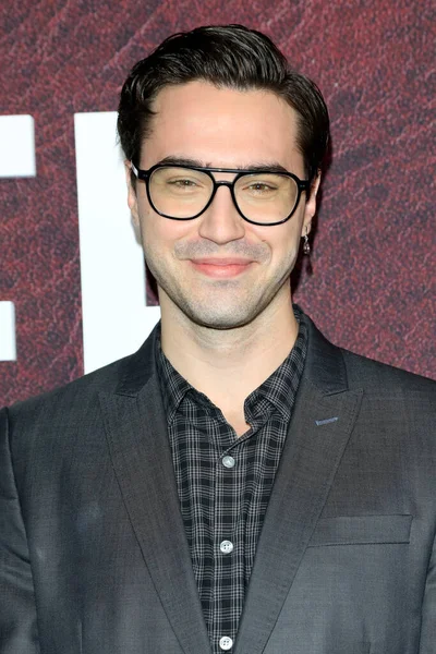 LOS ANGELES - 12 Aralık 2021 'de TCL Çin Tiyatrosu' ndaki The Tender Bar Premiere 'de Ryan McCartan