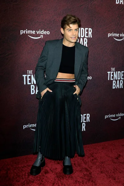 LOS ANGELES - 12 Aralık 2021 'de TCL Çin Tiyatrosu' ndaki The Tender Bar Premiere 'de Garrett Clayton