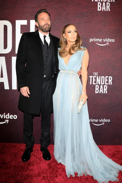 LOS ANGELES - 12 Aralık 2021 'de Los Angeles, CA' da The Tender Bar Premiere 'de Ben Affleck, Jennifer Lopez.