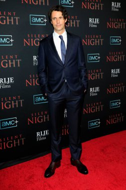 LOS ANGELES - 30 Kasım 2021 'de Los Angeles' taki Sessiz Gece Özel Gösterimi 'nde Matthew Goode