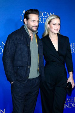 Peter Facinelli, Lily Anne Harrison, 15 Aralık 2021 'de Los Angeles' taki TCL Çin Tiyatrosu 'ndaki American Underdog LA Premiere' de.