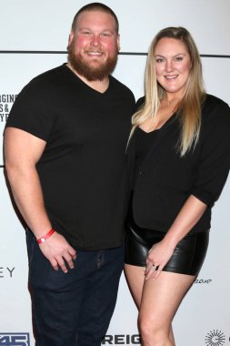 LOS ANGELES - 9 Şubat 2022 'de Los Angeles, Kaliforniya' da bulunan Academy LA Gece Kulübü 'nde düzenlenen Birleşik Gaziler ve Oyuncular Derneği Super Bozeman Yardım Gecesi' nde Bradley Bozeman ve Nichole Bozeman.