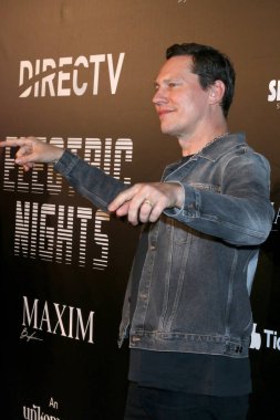 LOS ANGELES - 12 Şubat 2022 'de San Pedro Caddesi' ndeki DIRECTV 'de Tiesto Sunar: Maxim Electric Nights