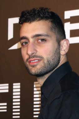 DIRECTV 'den Lee Petropoulas 12 Şubat 2022' de San Pedro Caddesi 'ndeki Maxim Electric Nights' ı sunar.