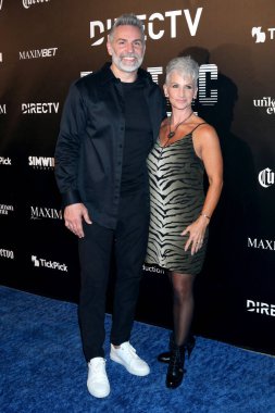 LOS ANGELES - 12 Şubat 2022 'de Los Angeles, CA' da bulunan San Pedro Caddesi 'ndeki Maxim Electric Nights' ta Kurt Warner, Brenda Warner sunar.