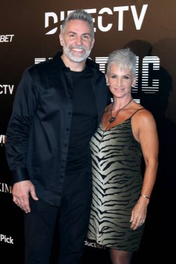 LOS ANGELES - 12 Şubat 2022 'de Los Angeles, CA' da bulunan San Pedro Caddesi 'ndeki Maxim Electric Nights' ta Kurt Warner, Brenda Warner sunar.