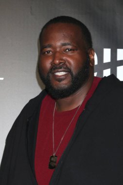 LOS ANGELES - 12 Şubat 2022 'de Los Angeles, CA' da, DIRECTV 'deki Quinton Aaron 12 Şubat 2022' de San Pedro Caddesi 'ndeki Maxim Electric Nights' ı sunar.
