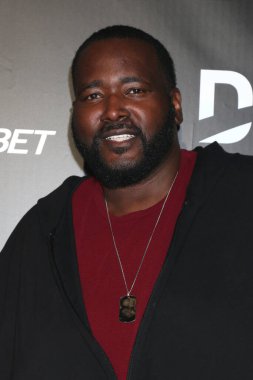 LOS ANGELES - 12 Şubat 2022 'de Los Angeles, CA' da, DIRECTV 'deki Quinton Aaron 12 Şubat 2022' de San Pedro Caddesi 'ndeki Maxim Electric Nights' ı sunar.