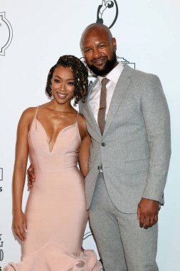 LOS ANGELES - 19 Şubat 2022 'de Beverly Hilton Oteli' nde düzenlenen 9. Geleneksel Makyaj Sanatçıları ve Saç stilistleri Loncası Ödülleri 'nde Sonequa Martin-Green, Kenric Green