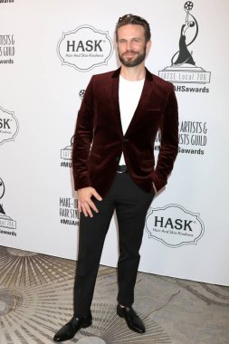 LOS ANGELES - 19 Şubat 2022 'de Beverly Hilton Hotel' deki 9. Geleneksel Makyaj Sanatçıları ve Saç stilistleri Guild Ödülleri 'nde John Brotherton
