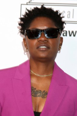 LOS ANGELES - 19 Şubat 2022 'de Beverly Hilton Hotel' deki 9. Geleneksel Makyaj Sanatçıları ve Saç stilistleri Guild Ödülleri 'nde Bre-Z