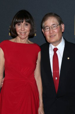 Denise Okuda, Michael Okuda 5 Mart 2022 'de Los Angeles Intercontinental Los Angeles' ta 26. Sanat Yönetmenleri Birliği Ödülleri 'nde.