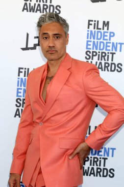 LOS ANGELES - 6 Aralık 2022 'de Santa Monica Plajı' nda Bağımsız Ruh Ödülleri 'nde Taika Waititi