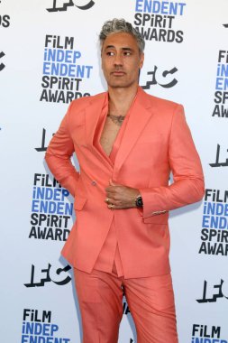 LOS ANGELES - 6 Aralık 2022 'de Santa Monica Plajı' nda Bağımsız Ruh Ödülleri 'nde Taika Waititi