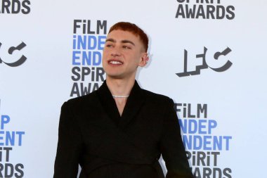 LOS ANGELES - 6 Aralık 2022 'de Santa Monica Plajı' nda Bağımsız Ruh Ödülleri 'nde Olly Alexander görülüyor.