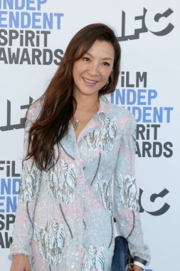 LOS ANGELES - 6 Aralık 2022 'de Santa Monica Sahili' ne Bağımsız Ruh Ödülleri 'nde Michelle Yeoh
