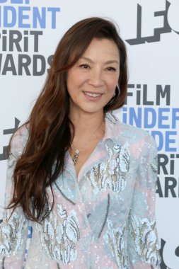 LOS ANGELES - 6 Aralık 2022 'de Santa Monica Sahili' ne Bağımsız Ruh Ödülleri 'nde Michelle Yeoh