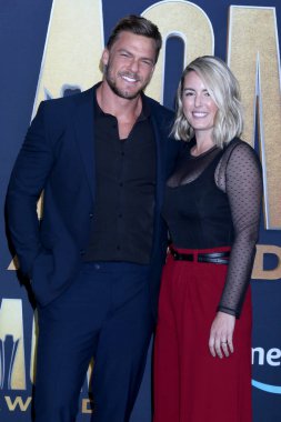 LAS VEGAS - MAR 7: Alan Ritchson, Catherine Ritchson, 7 Mart 2022 'de Allegient Stadyumu' nda düzenlenen Country Müzik Ödülleri Akademisi 'nde.