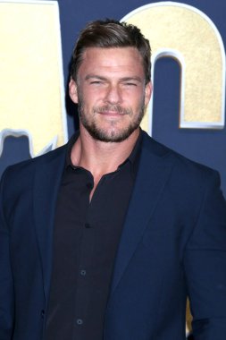 LAS VEGAS - MAR 7: Alan Ritchson 2022 Country Müzik Ödülleri Akademisi Allegient Stadyumu 'na 7 Mart 2022 tarihinde Las Vegas, NV