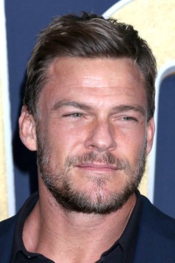 LAS VEGAS - MAR 7: Alan Ritchson 2022 Country Müzik Ödülleri Akademisi Allegient Stadyumu 'na 7 Mart 2022 tarihinde Las Vegas, NV