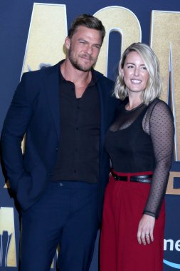 LAS VEGAS - MAR 7: Alan Ritchson, Catherine Ritchson, 7 Mart 2022 'de Allegient Stadyumu' nda düzenlenen Country Müzik Ödülleri Akademisi 'nde.