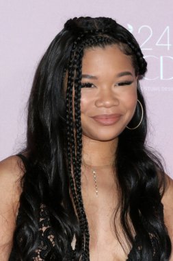 Storm Reid, Eli ve Edythe Broad Stage 'deki 24. Geleneksel Kostüm Tasarımcıları Birliği Ödülleri' nde 9 Mart 2022 'de Santa Monica, CA
