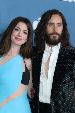 Anne Hathaway, Jared Leto 17 Mart 2022 'de Los Angeles' taki Akademi Müzesi 'ndeki Weashed Premiere' de.