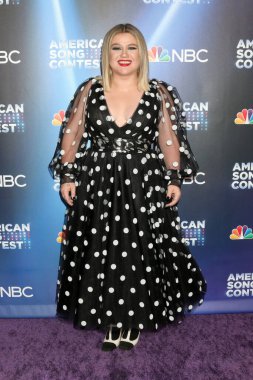 Kelly Clarkson, 21 Mart 2022 'de Los Angeles' taki Universal Back Lot 'ta Amerikan Şarkı Yarışması' nda Kırmızı Halı Şovu 'nda.