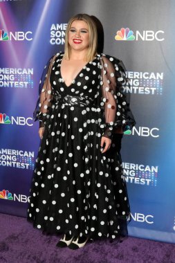 Kelly Clarkson, 21 Mart 2022 'de Los Angeles' taki Universal Back Lot 'ta Amerikan Şarkı Yarışması' nda Kırmızı Halı Şovu 'nda.