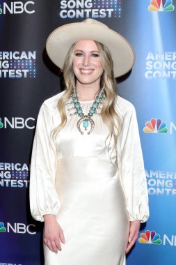 Kelsey Lamb, 21 Mart 2022 'de Los Angeles' taki Universal Back Lot 'ta Amerikan Şarkı Yarışması' nda Kırmızı Halı Şovu 'nda.