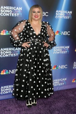 Kelly Clarkson, 21 Mart 2022 'de Los Angeles' taki Universal Back Lot 'ta Amerikan Şarkı Yarışması' nda Kırmızı Halı Şovu 'nda.
