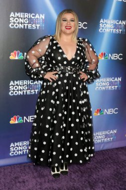 Kelly Clarkson, 21 Mart 2022 'de Los Angeles' taki Universal Back Lot 'ta Amerikan Şarkı Yarışması' nda Kırmızı Halı Şovu 'nda.
