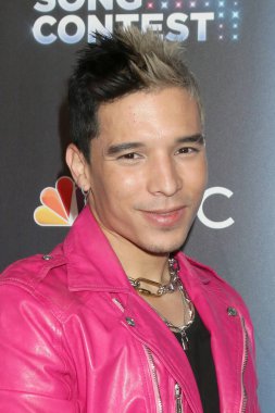 LOS ANGELES - 21 Mart 2022 'de Amerika Şarkı Yarışması' nda Hıristiyan Pagan Universal Back Lot 'ta Kırmızı Halı Şovu