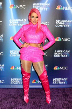 Alisabeth Von Presley, 21 Mart 2022 'de Los Angeles, Kaliforniya' daki Universal Back Lot 'ta Amerikan Şarkı Yarışması' nda Kırmızı Halı Şovu 'nda.