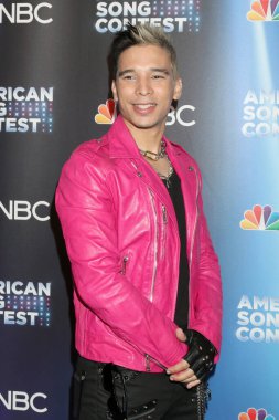 LOS ANGELES - 21 Mart 2022 'de Amerika Şarkı Yarışması' nda Hıristiyan Pagan Universal Back Lot 'ta Kırmızı Halı Şovu