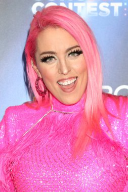 Alisabeth Von Presley, 21 Mart 2022 'de Los Angeles, Kaliforniya' daki Universal Back Lot 'ta Amerikan Şarkı Yarışması' nda Kırmızı Halı Şovu 'nda.