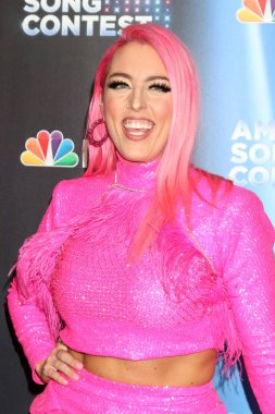 Alisabeth Von Presley, 21 Mart 2022 'de Los Angeles, Kaliforniya' daki Universal Back Lot 'ta Amerikan Şarkı Yarışması' nda Kırmızı Halı Şovu 'nda.