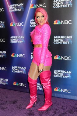 Alisabeth Von Presley, 21 Mart 2022 'de Los Angeles, Kaliforniya' daki Universal Back Lot 'ta Amerikan Şarkı Yarışması' nda Kırmızı Halı Şovu 'nda.